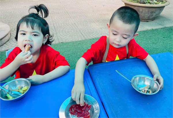 Một số hình ảnh các bạn nhỏ lớp MGBC4 tham gia tiệc buffet chào mừng kỷ niệm 50 năm ngày giải phóng miền nam thống nhất đất nước